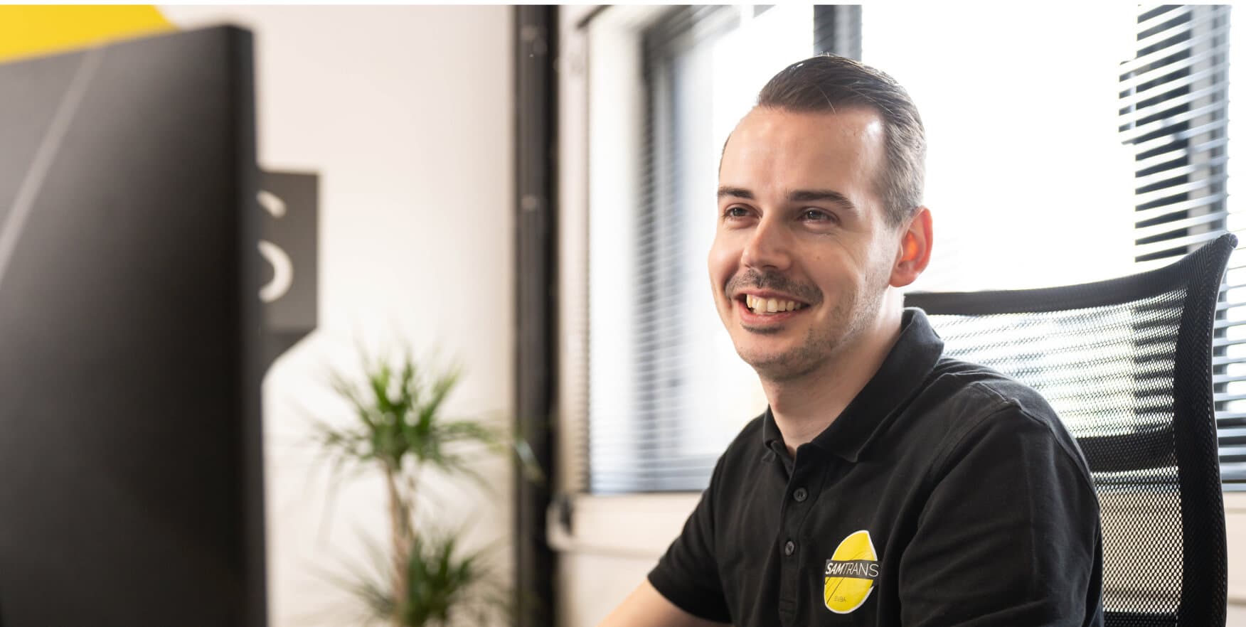 Sam van SamTrans de optimale routes aan het bekijken