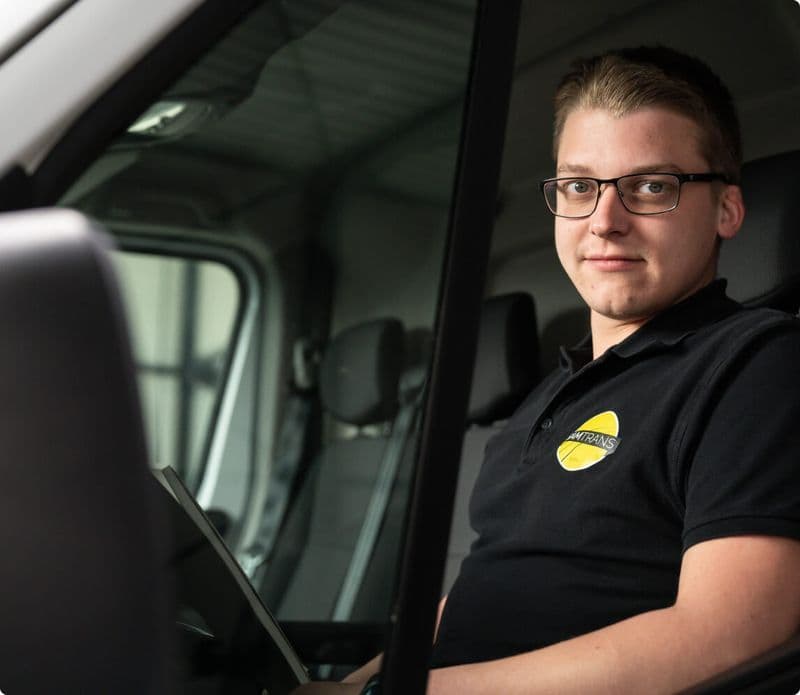 Chauffeur in Polo met logo van koeriersdienst SamTrans