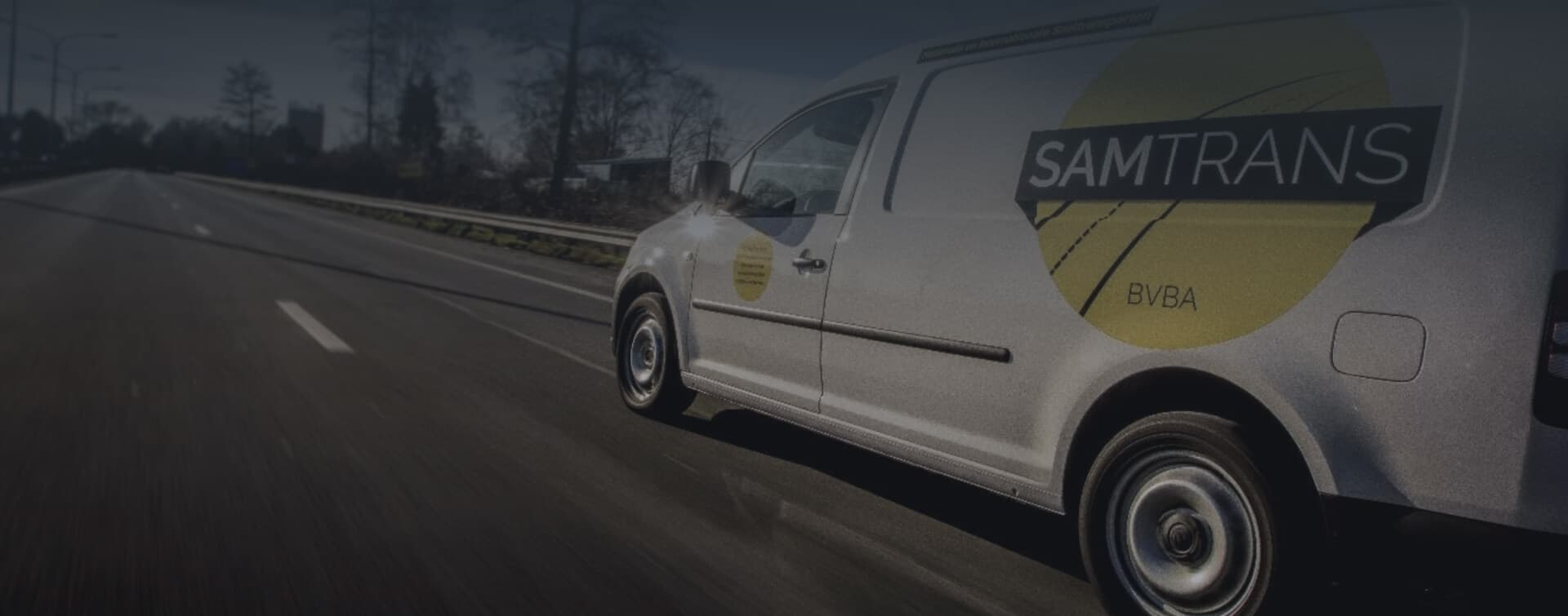 Een snel transport onderweg tijdens zonsondergang