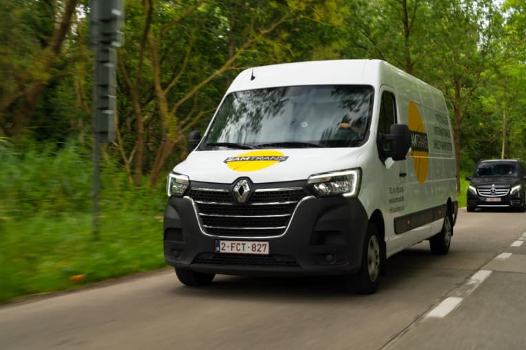 Chauffeur (met Rijbewijs B) in een rijdende auto rond Aartselaar.