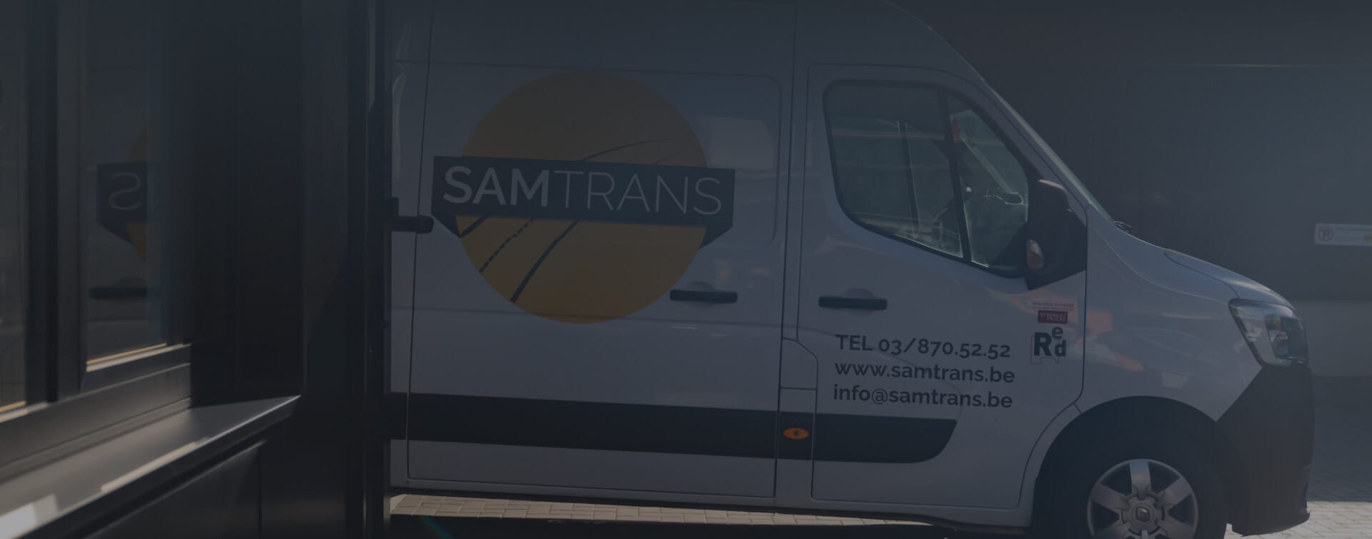 Wagen van SamTrans transport dat staat te laden in een magazijn