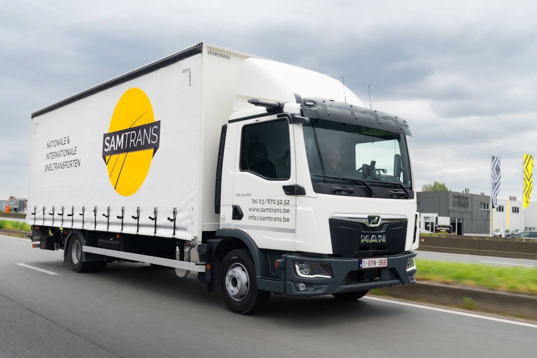 Rijdende vrachtwagen onderweg tijdens transport