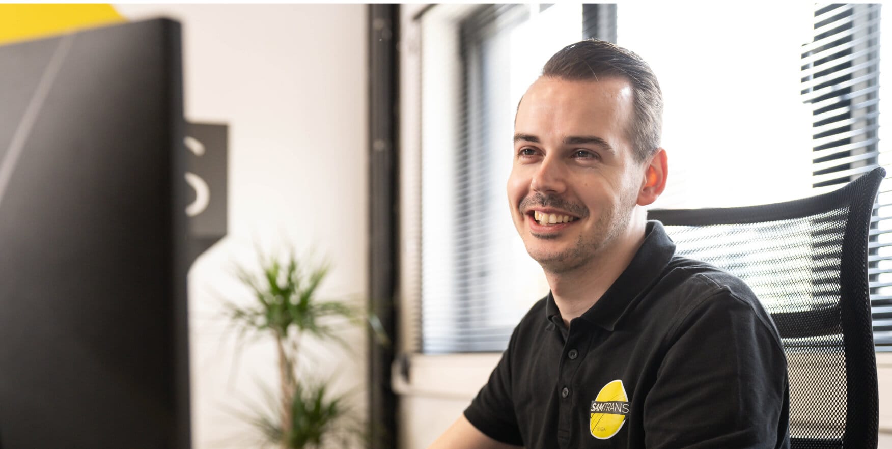 Sam van SamTrans de optimale routes aan het bekijken