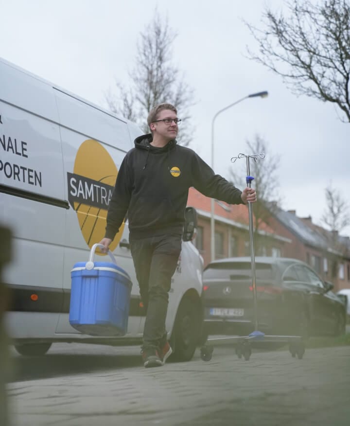 Koerier van SamTrans die medische goederen levert tijdens zijn ronde.