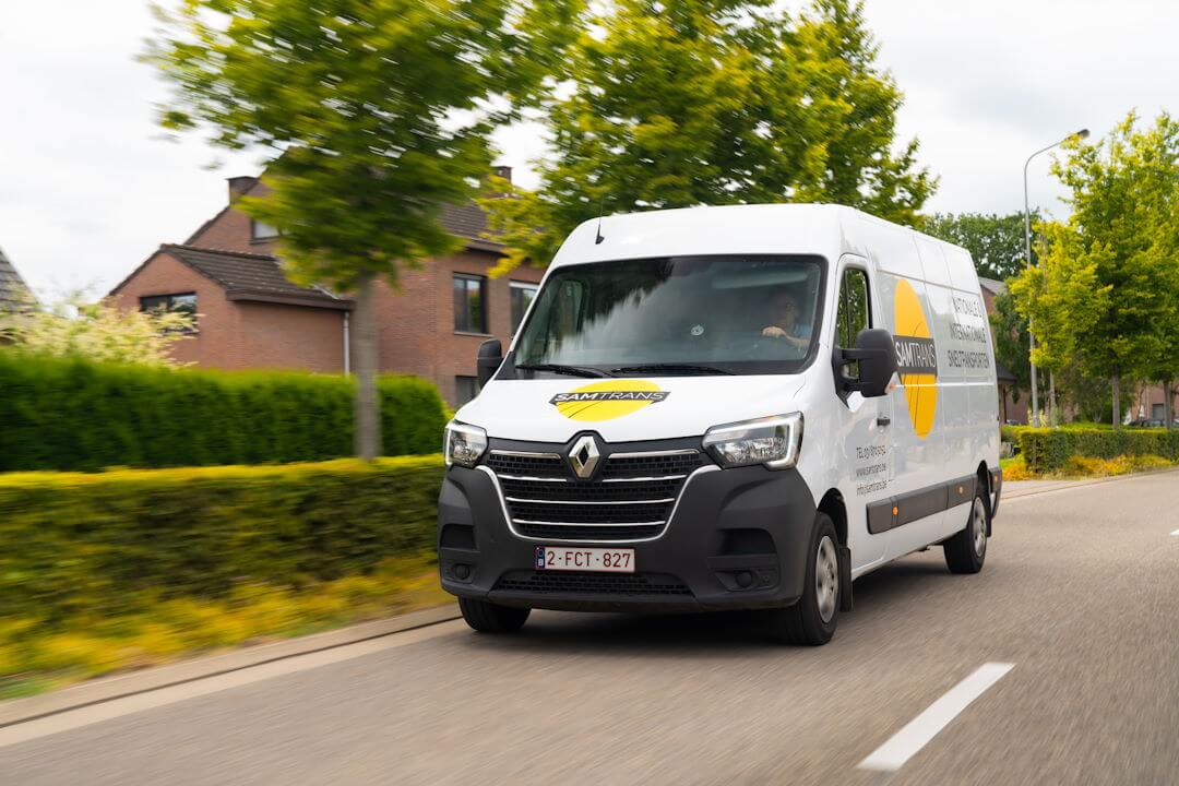 Bestelwagen van expressdienst Samtrans onderweg tijdens een express transport