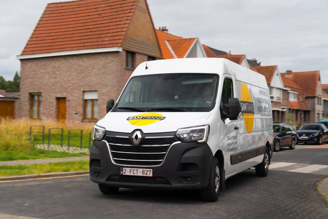 Express levering onderweg met een type Large van Samtrans Sneltransporten 