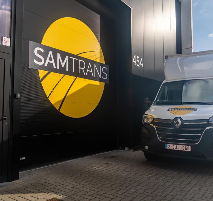 Meubelwagen die klaar staat voor een express Levering naast het magazijn van SamTrans