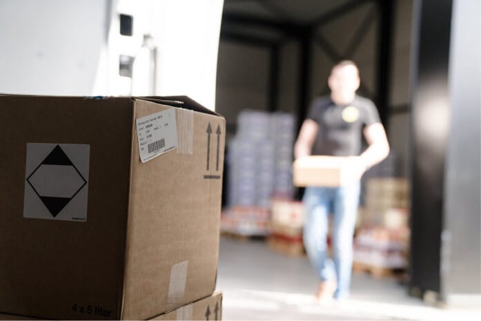 Chauffeur onderweg naar zijn wagen voor een last mile delivery