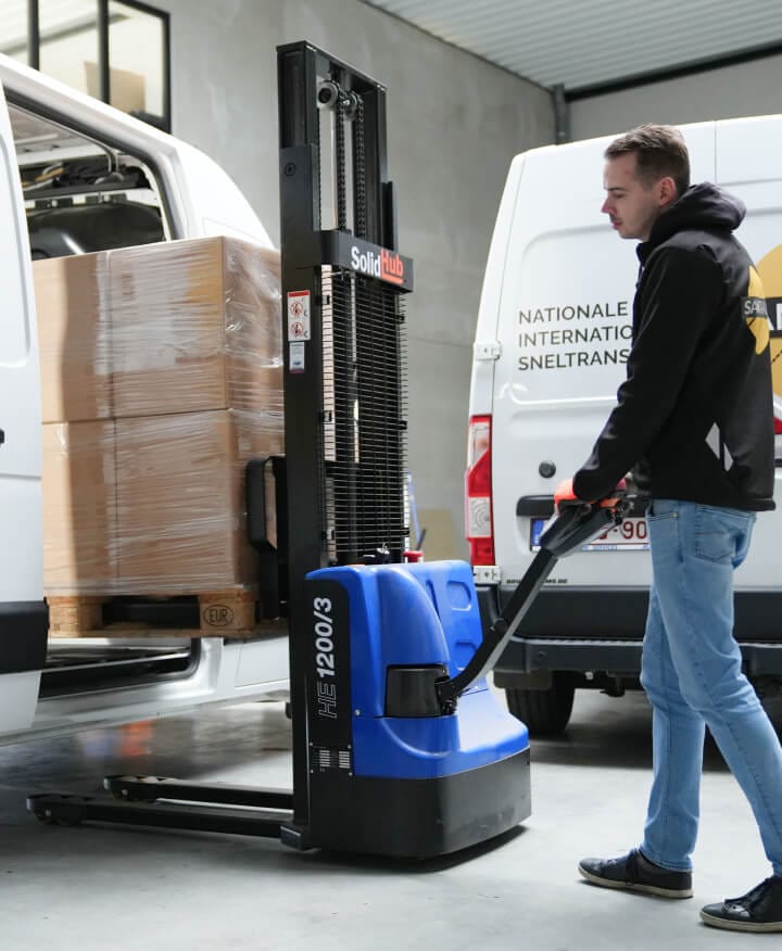 Koerier van koeriersdienst SamTrans laadt wagen in met elektrische stapelaar