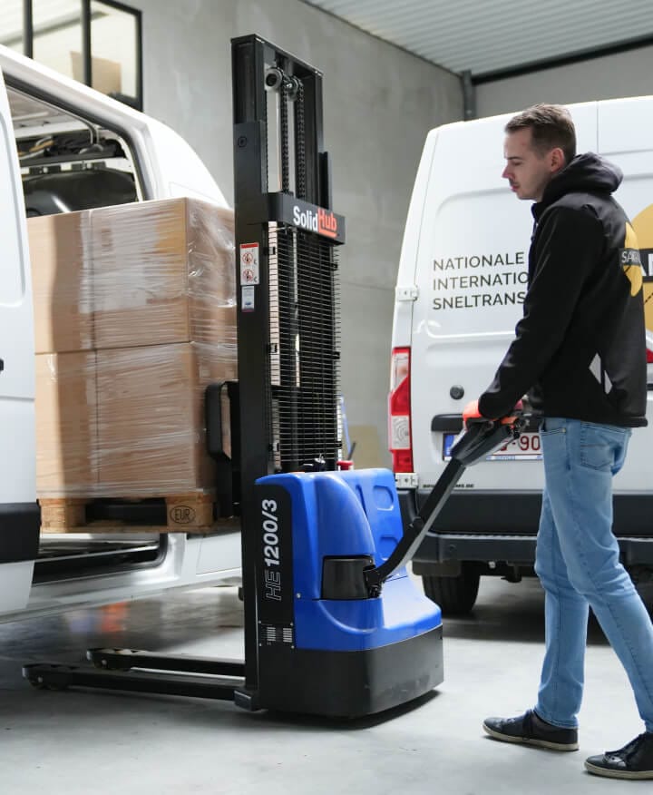 Wagen van koeriersdienst SamTrans die wordt ingeladen met een palletstapelaar via de zijdeur.