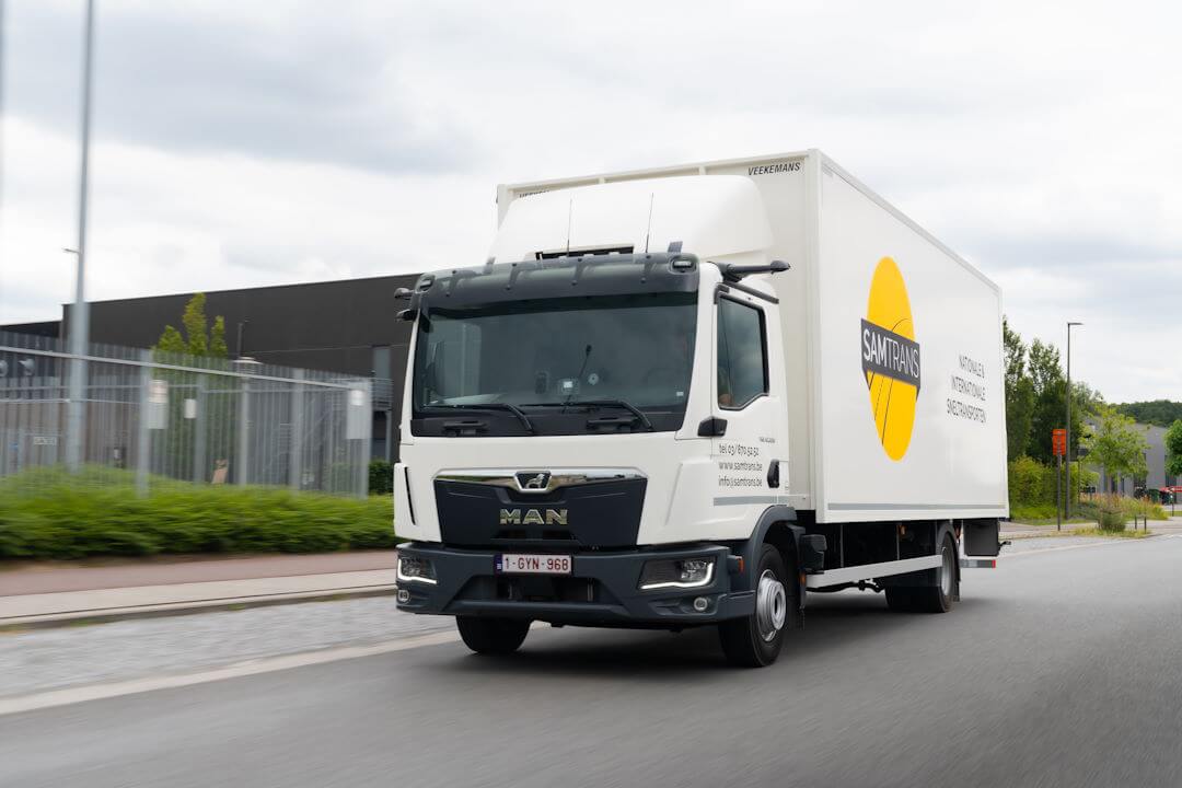Rijdende vrachtwagen van Samtrans onderweg tijdens een sneltransport