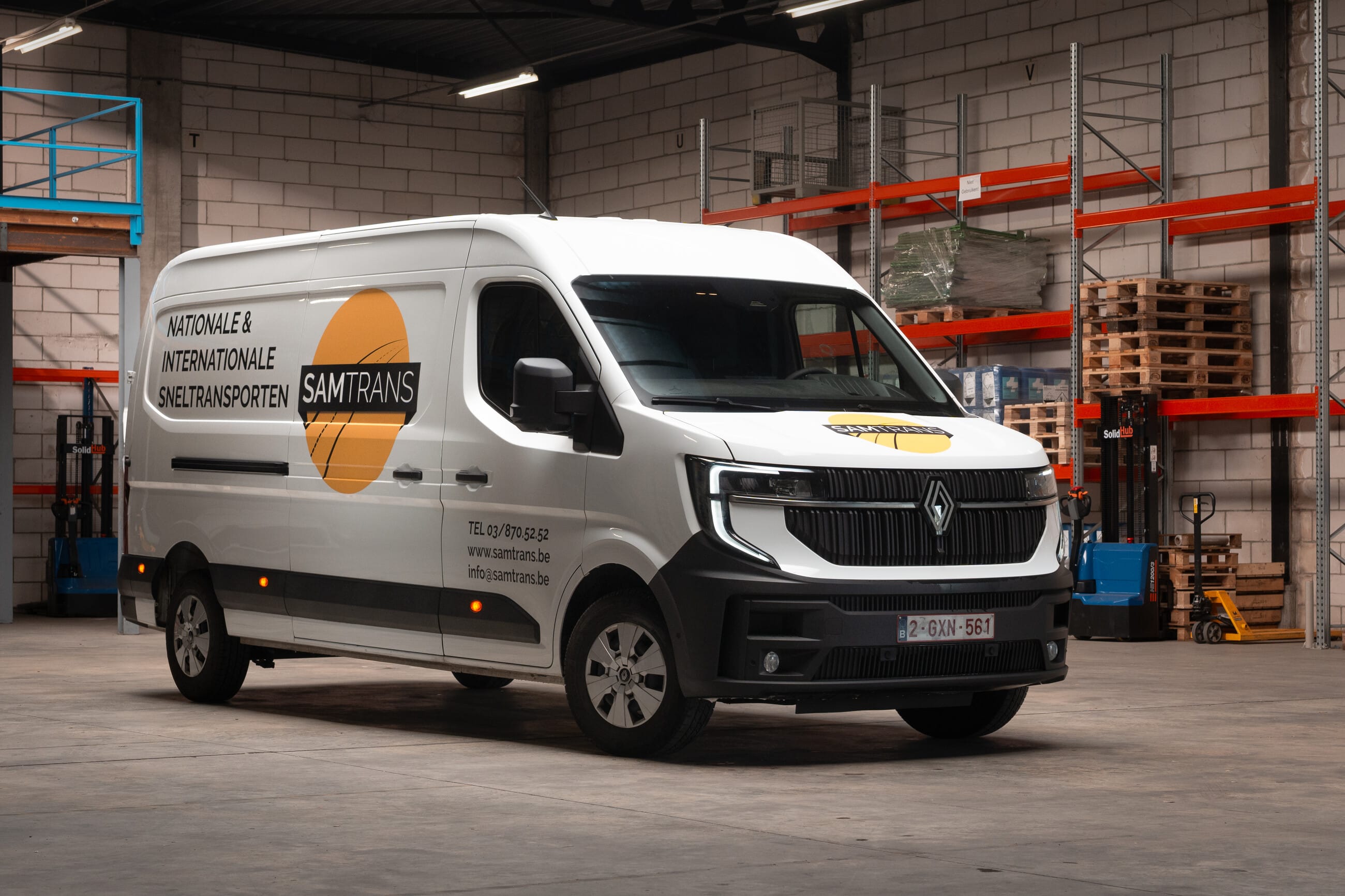 Het type Large van sprint transport SamTrans zijnde een Renault Master met reclame op