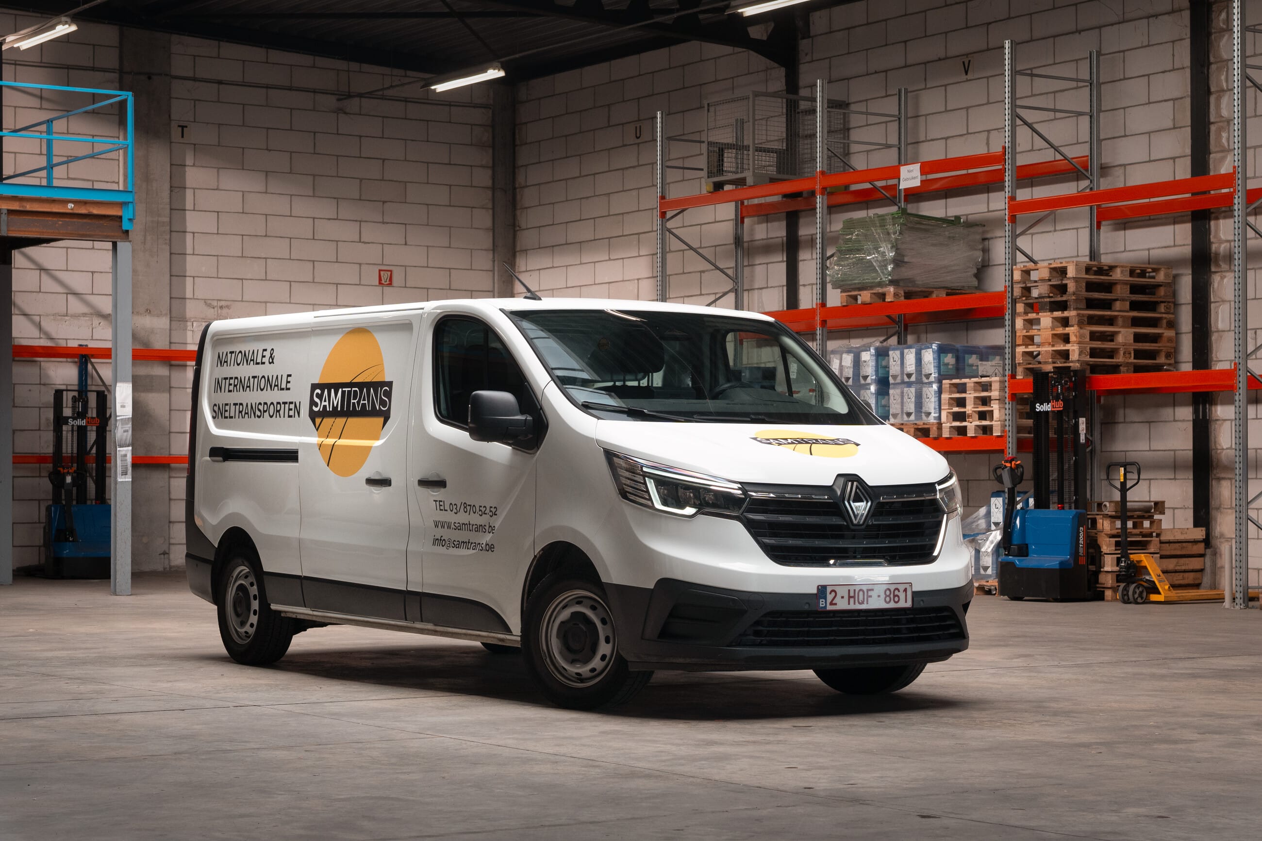 Het type medium van express transport SamTrans zijnde een peugeot expert met reclame op