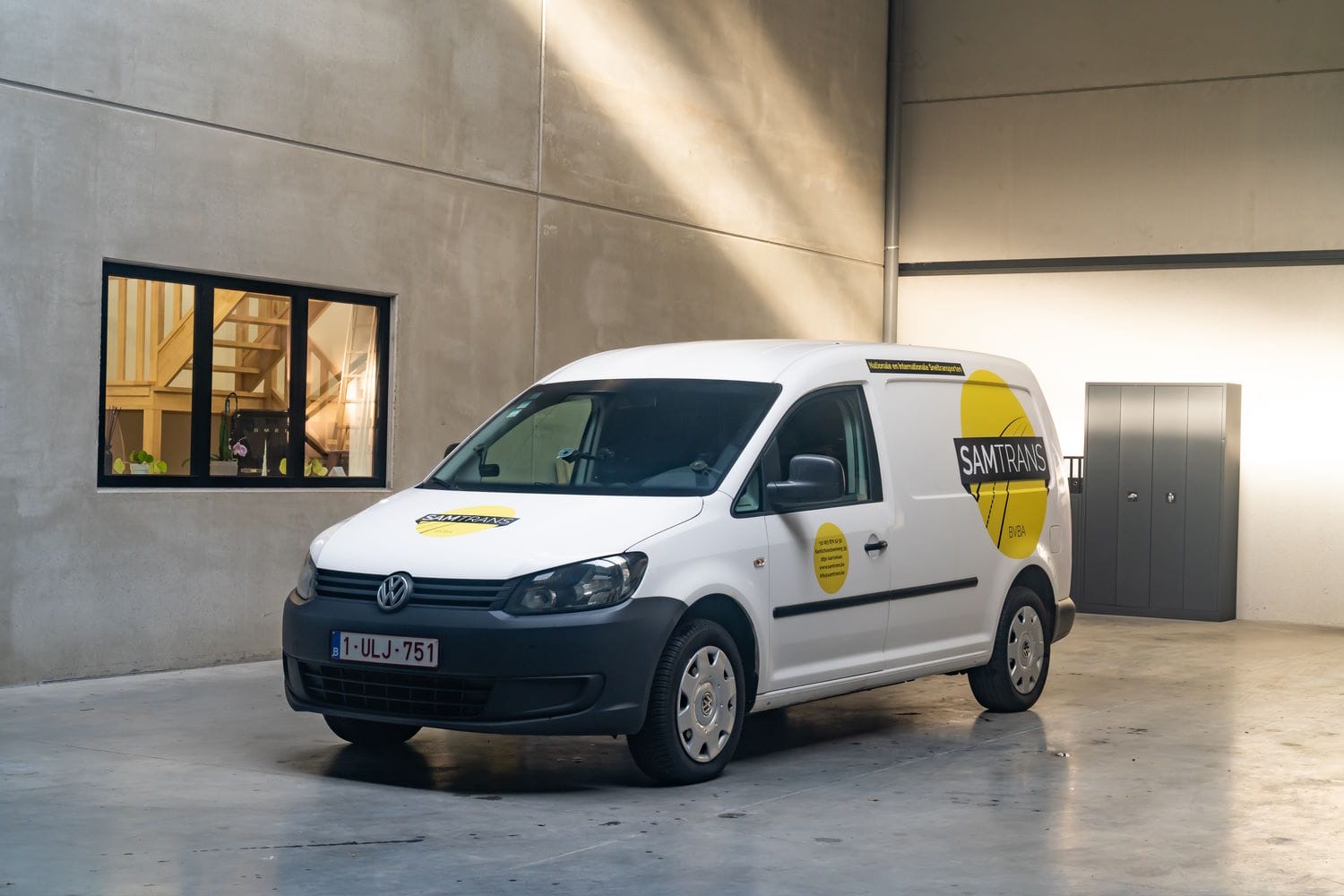 het type small van express transport SamTrans zijnde een volkswagen caddy maxi met reclame op