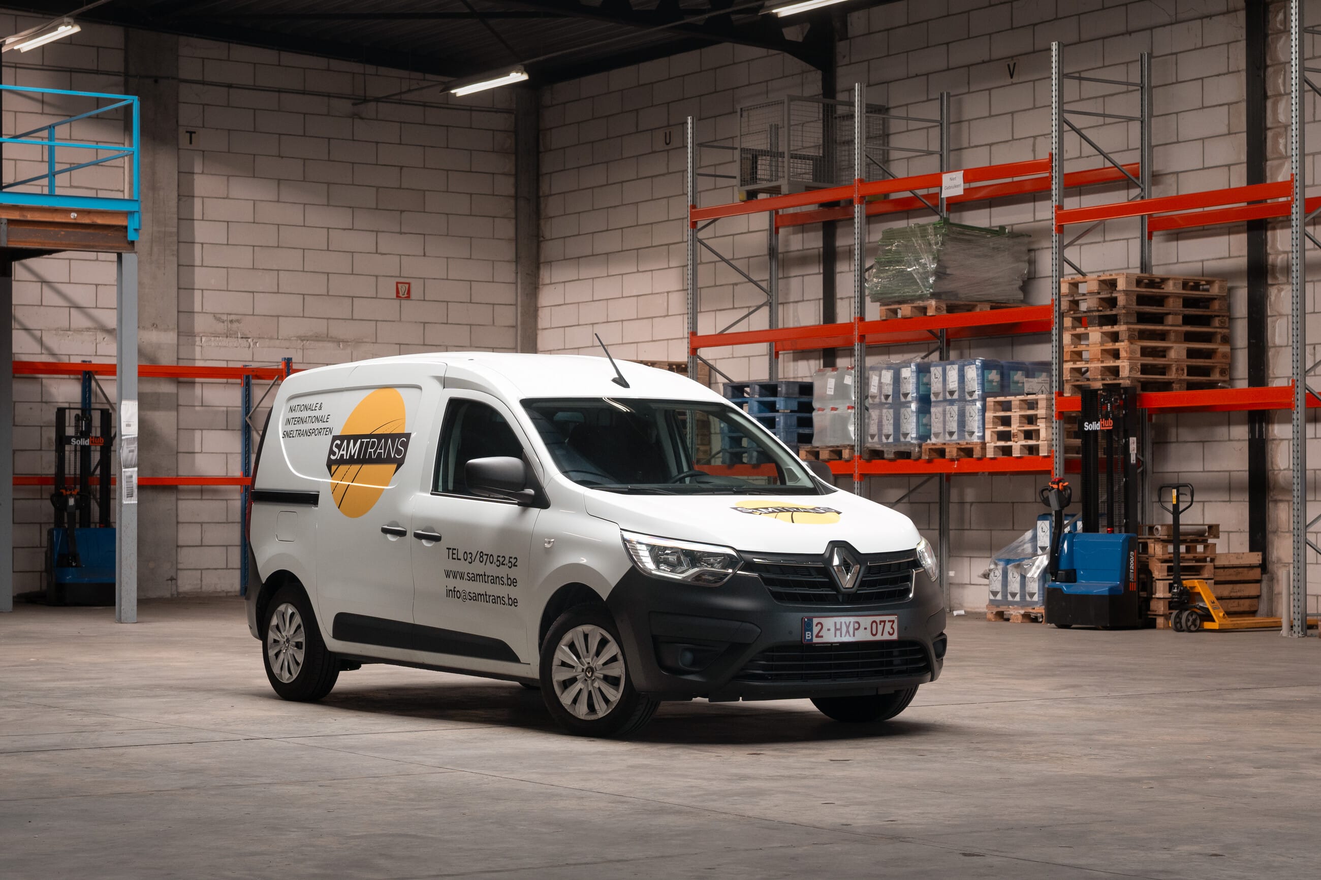 het type small van express transport SamTrans zijnde een volkswagen caddy maxi met reclame op