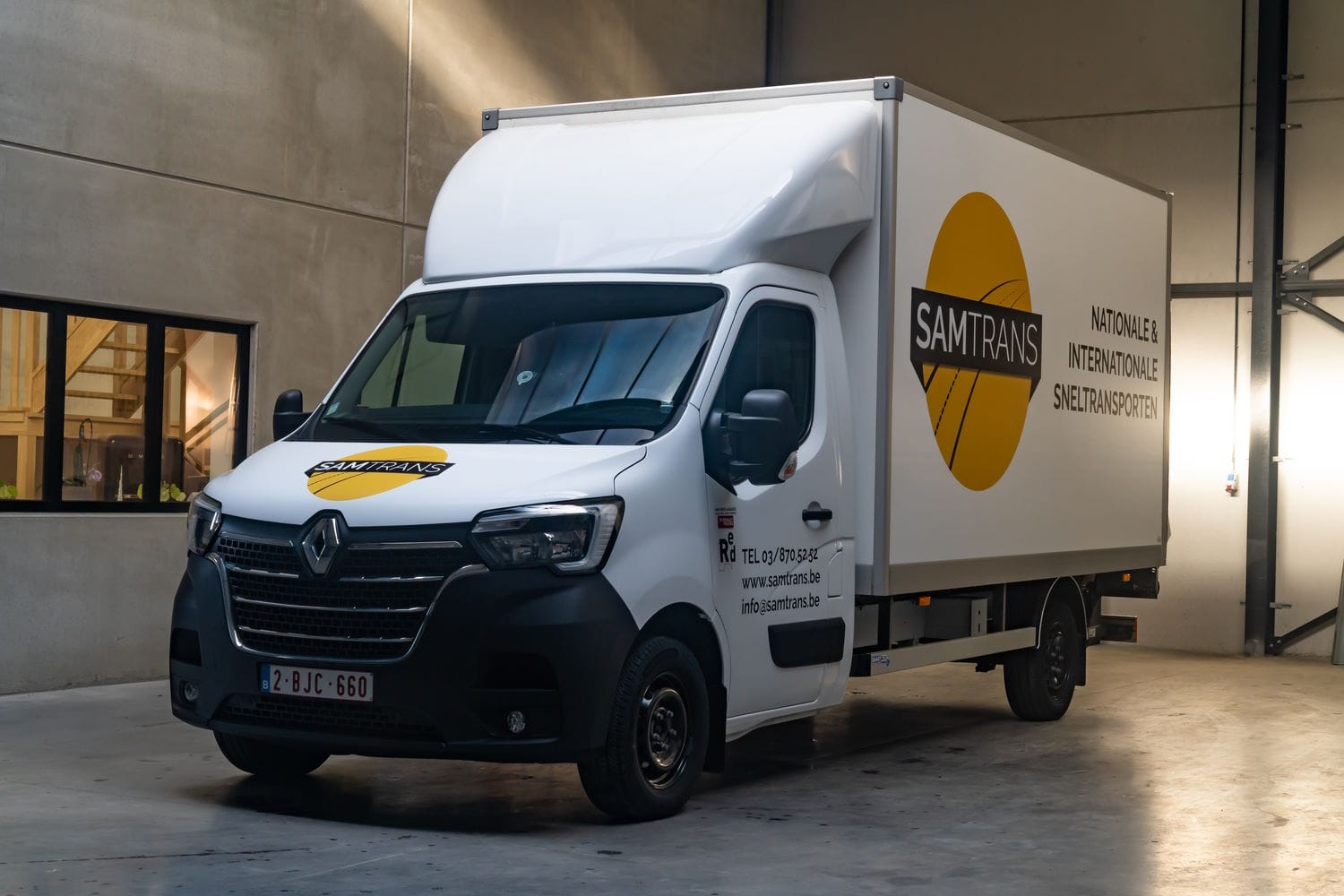 Het type XL van sprint transport SamTrans zijnde een Renault master omgebouwd met laadbak en laadklep met reclame op